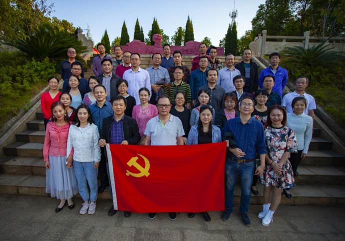 itb8888通博官网的老师们在夏明翰雕像前合影留念